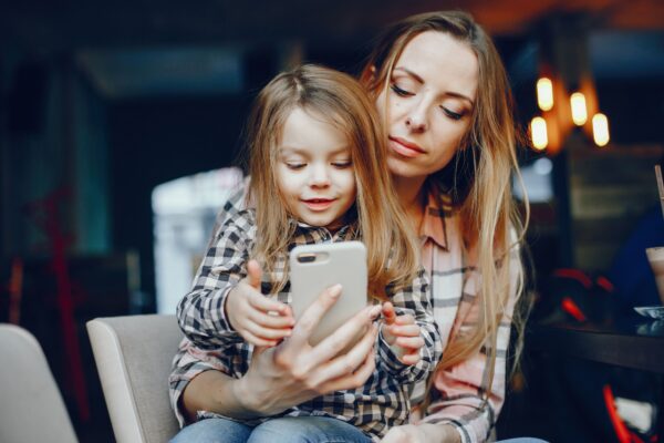 Когда ребенку покупать телефон? Советы родителям