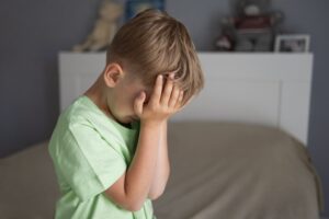 Почему возникают детские истерики и как бороться
