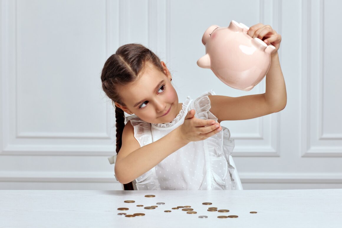 Как объяснить ребенку, что такое деньги и откуда они