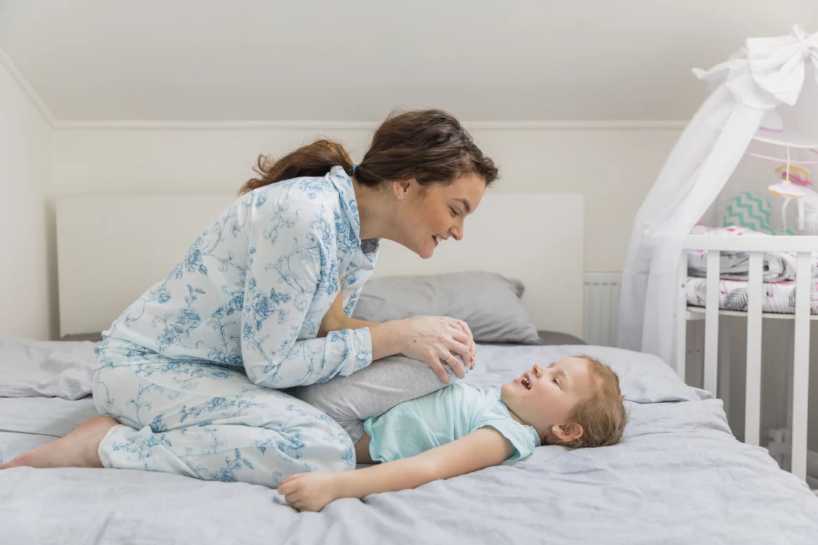 Как разбудить ребенка утром без вреда