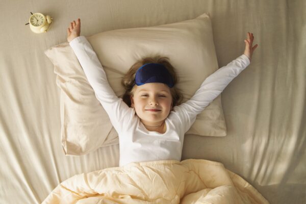 Как разбудить ребенка утром без вреда